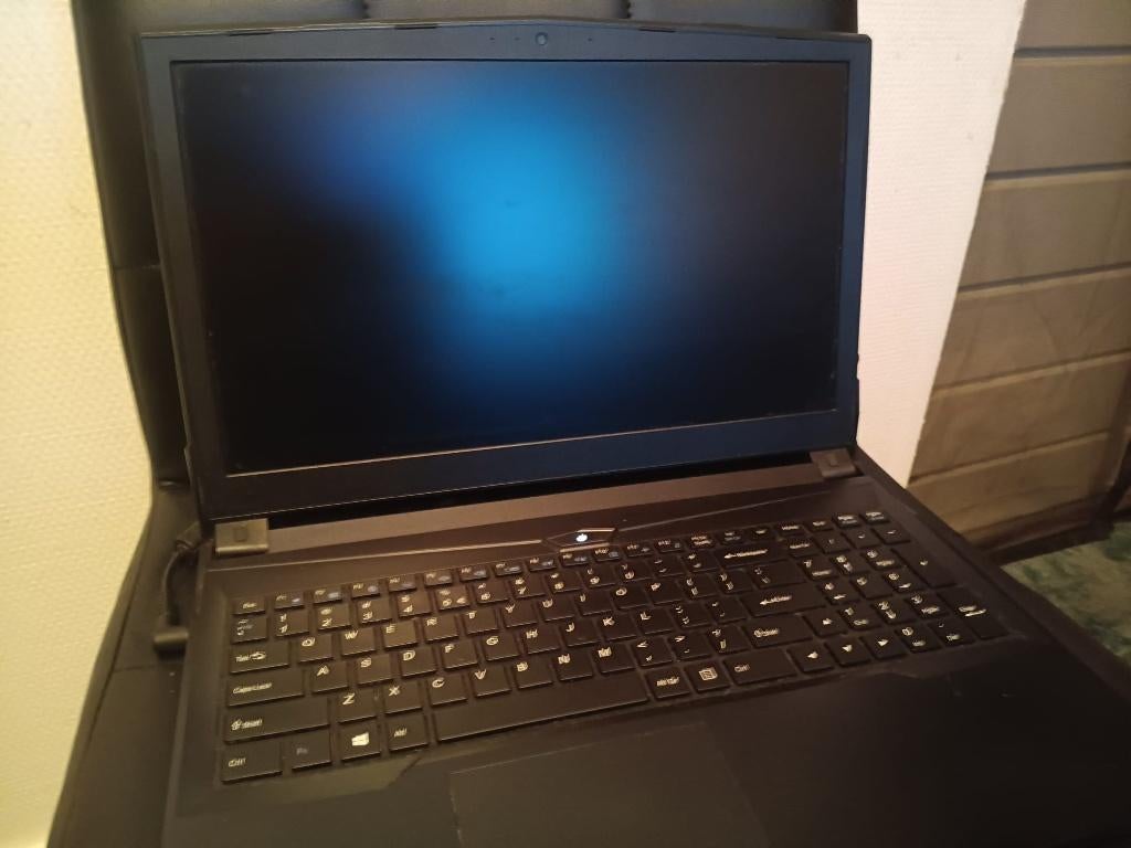 Clevo Laptop N850EJ1 Voor Gamen en School, Computers en Software, Windows Laptops, Met videokaart, 2 tot 3 Ghz, 15 inch, 8 GB