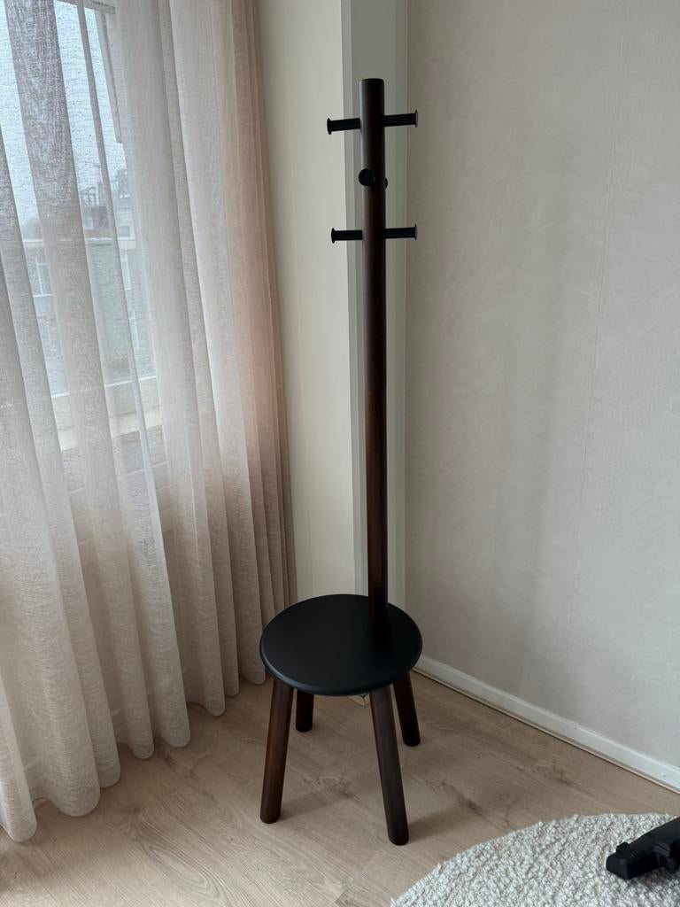 Umbra Pillar Kapstok met Kruk - Zwart/Walnoot, Huis en Inrichting, Woonaccessoires | Kapstokken, Zo goed als nieuw, Wandkapstok