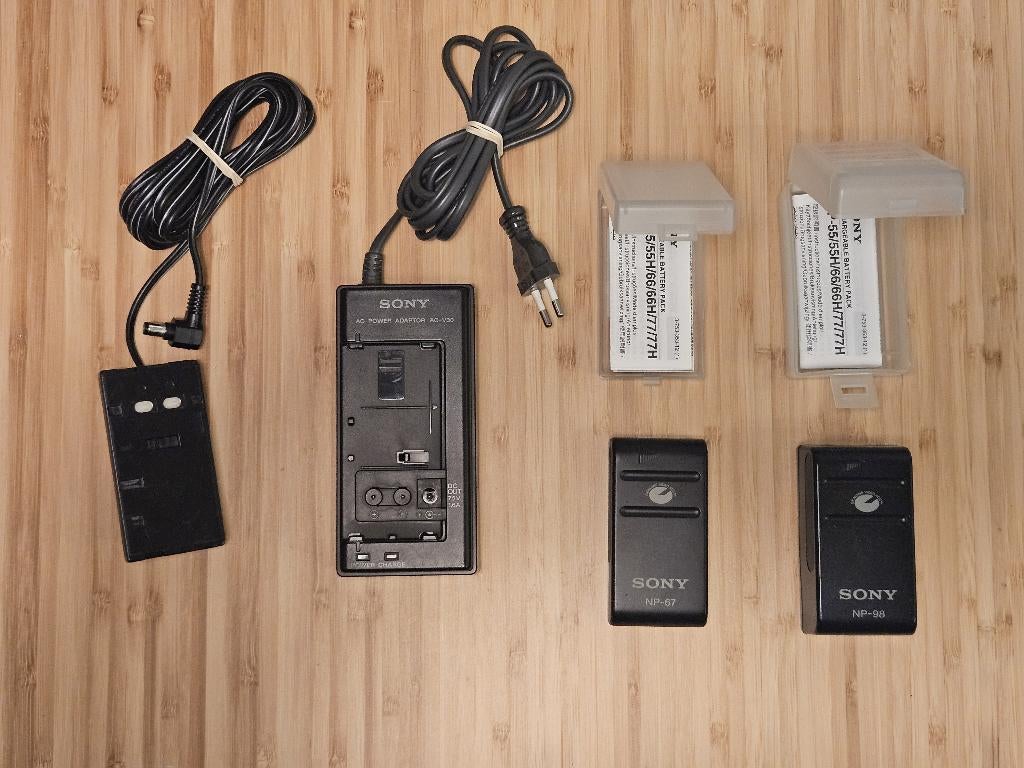Sony AC-V30 + 2x accu (NP-98 & NP-67) + DC coupler set, Ophalen of Verzenden, Hi 8, Overige typen