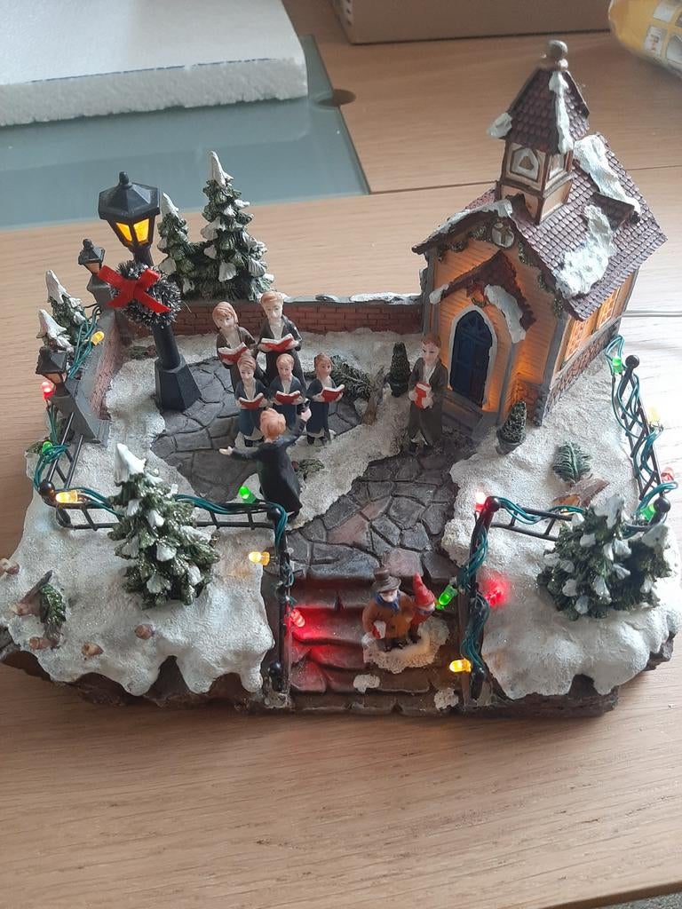 Prachtige kerstdorp kerstkoor zingen., Diversen, Kerst, Ophalen of Verzenden