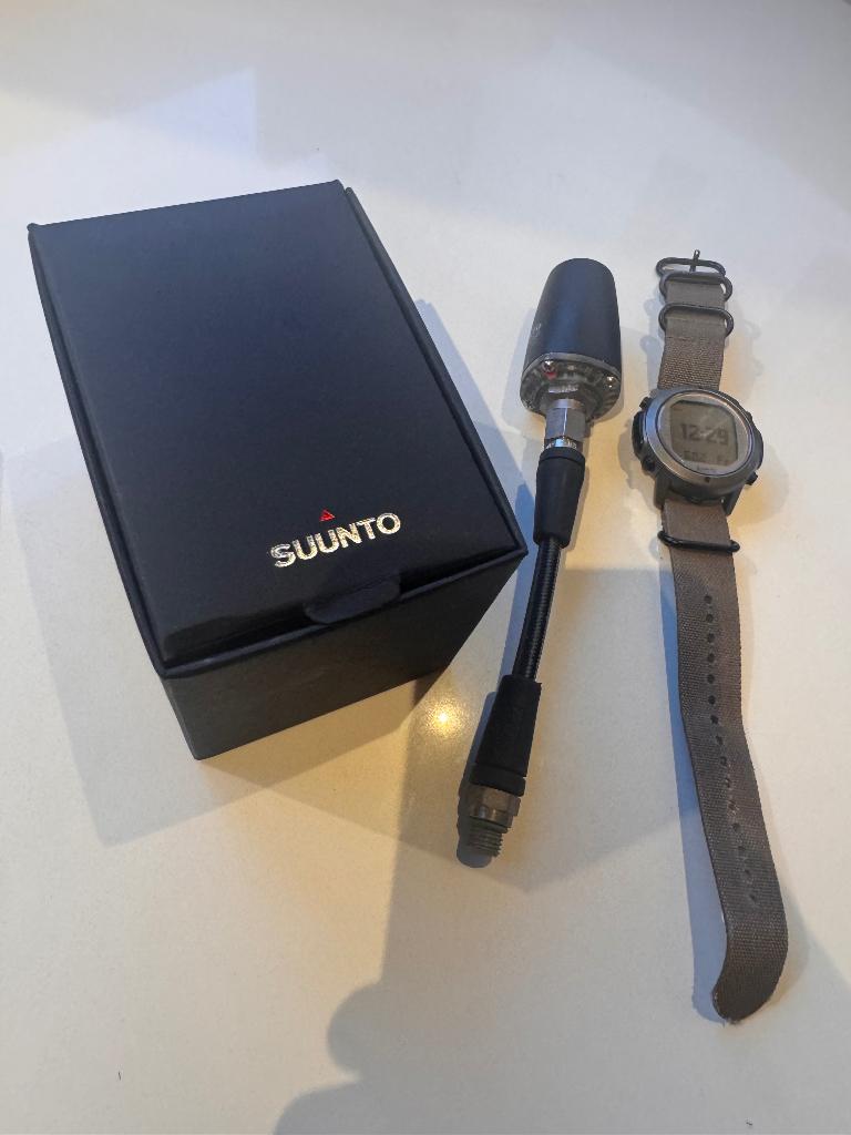 Suunto D6i Novo Stealth Zulu Duikcomputer + tankzender, Watersport en Boten, Duiken, Ophalen of Verzenden, Zo goed als nieuw, Duikcomputer