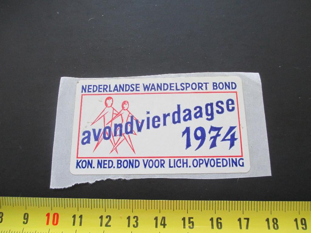 sticker Avondvierdaagse 1974 Nederlandse Wandelsport Bond, Verzamelen, Ophalen, Zo goed als nieuw