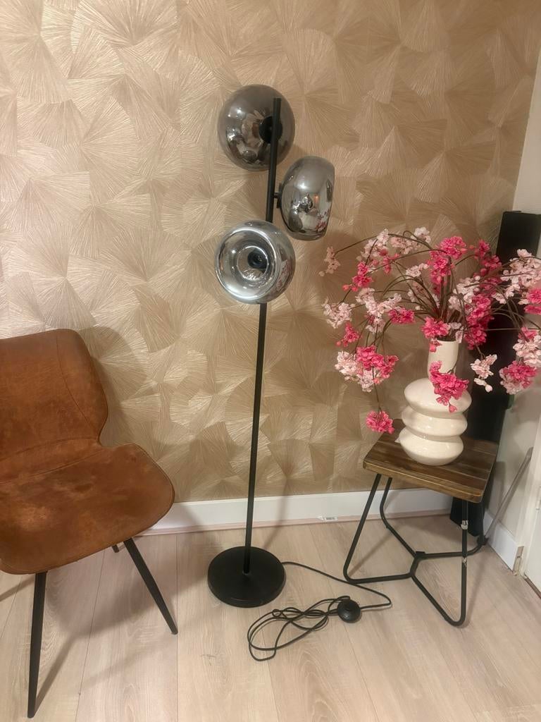 Stijlvolle staande lamp met 3 smokey glass bollen, Huis en Inrichting, Lampen | Vloerlampen, Ophalen of Verzenden, Zo goed als nieuw