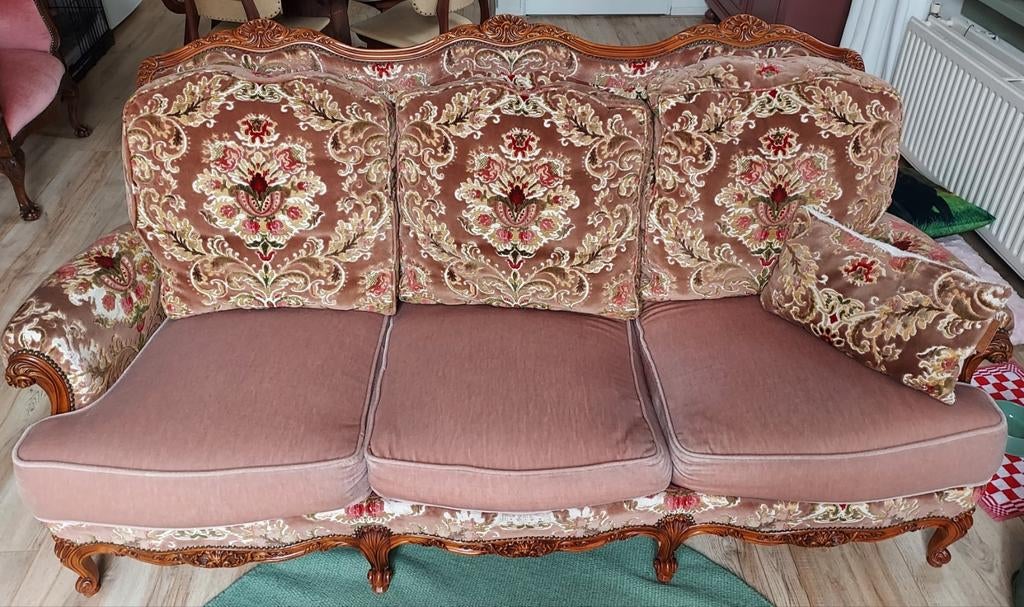 Brocante bank (queen Ann) met houtsnijwerk en prachtige stof, Ophalen