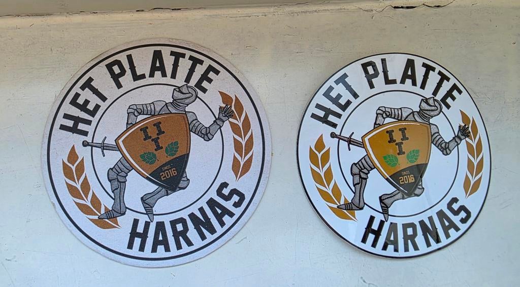 Bierviltje en sticker Het platte Harnas, Verzamelen, Ophalen of Verzenden