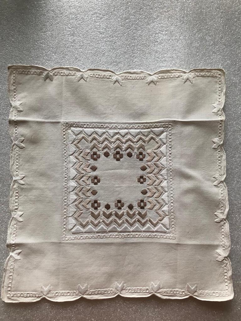 GEBORDUURDE ZAKDOEKJE - ECRU / BEIGEKLEUR, Ophalen of Verzenden