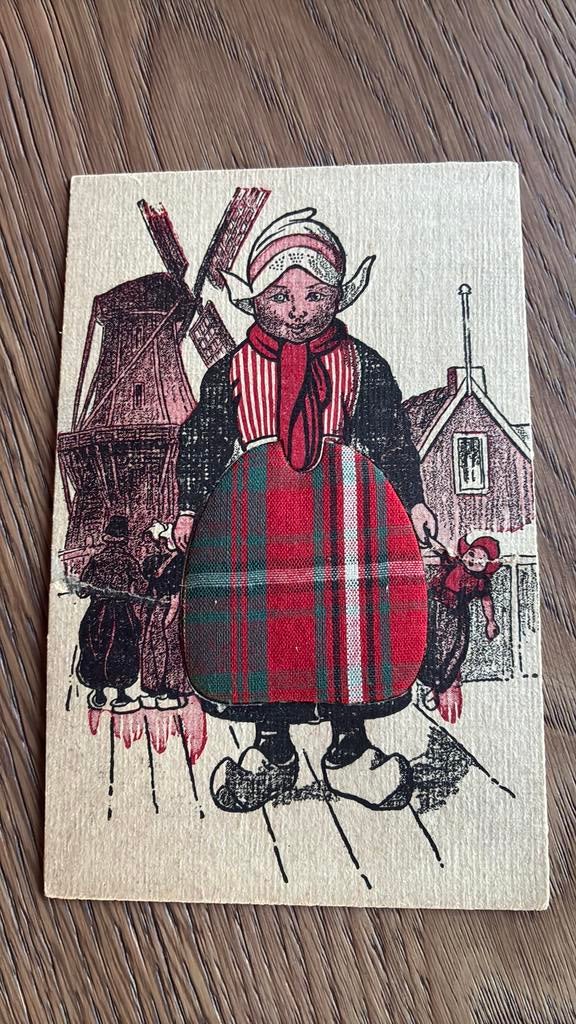 Meisje op klompen, pop in hand. Rok van stof.Molen., Ophalen of Verzenden, Voor 1920, Kinderen