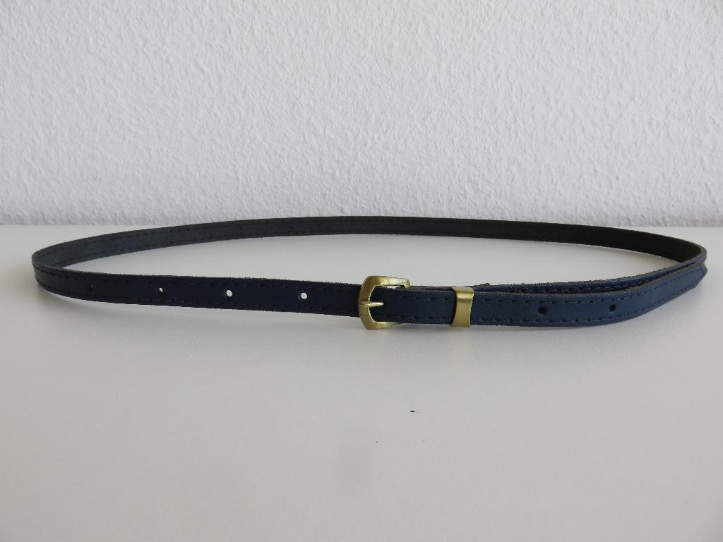 Vintage smalle donkerblauwe riem ceintuurtje goudkleur gesp, Minder dan 3 cm, Tailleriem, Ophalen of Verzenden, Zo goed als nieuw