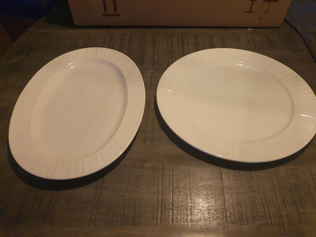 Te koop 2 serveerborden Queen's Garden, Huis en Inrichting, Keuken | Servies, Ophalen of Verzenden, Overige stijlen, Overige typen