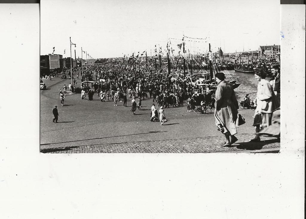 Scheveningen Vlaggetjesdag met massa bezoekers Fotokaart, Ophalen of Verzenden, 1940 tot 1960, Ongelopen, Zuid-Holland