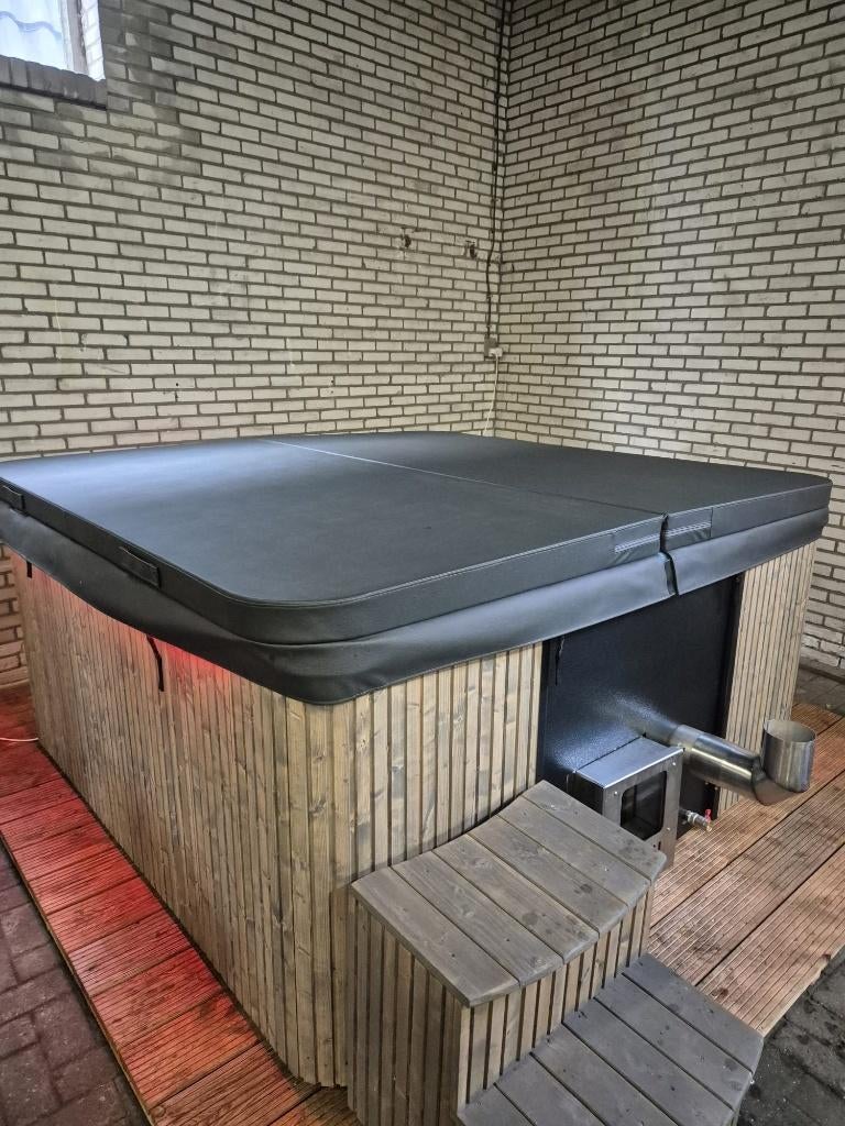 Showroommodel | Luxe Square Hottub, Ophalen of Verzenden, Zo goed als nieuw, Trap, Vast