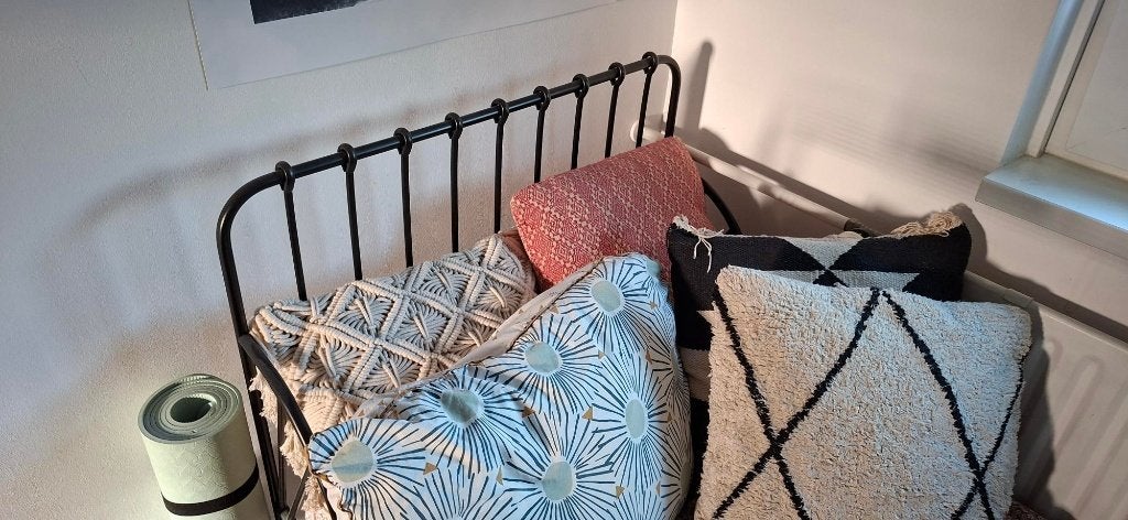 Bedframe metaal verlengbaar zwart, Kinderen en Baby's, Ophalen, 70 tot 85 cm, Zo goed als nieuw, Lattenbodem