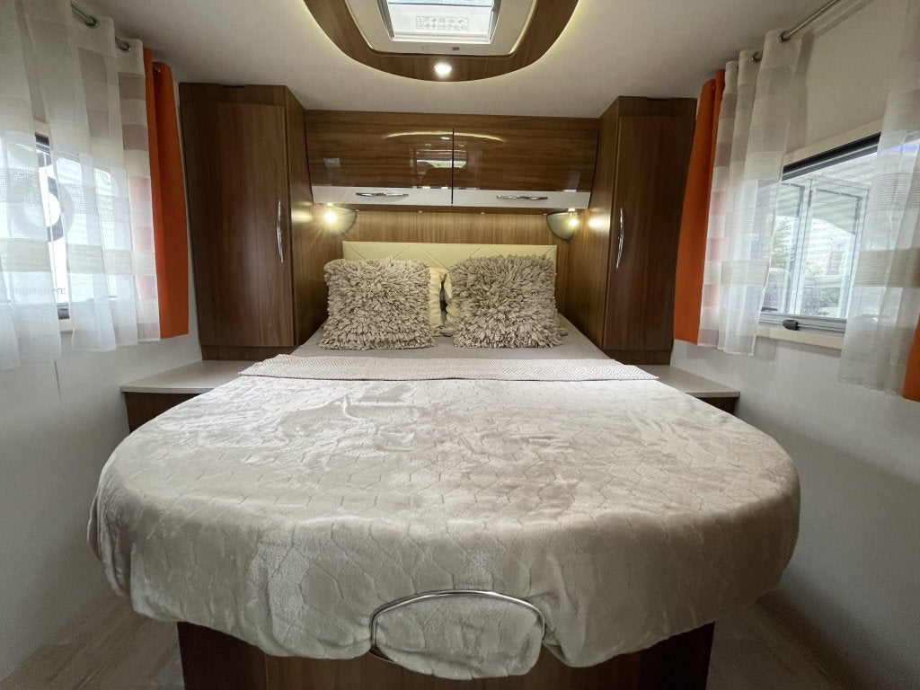 Pilote P 740 GJ QUEENSBED TREKHAAK ZONNEPANEEL EURO6, Caravans en Kamperen, Fiat, Pilote, 7 tot 8 meter, Bedrijf