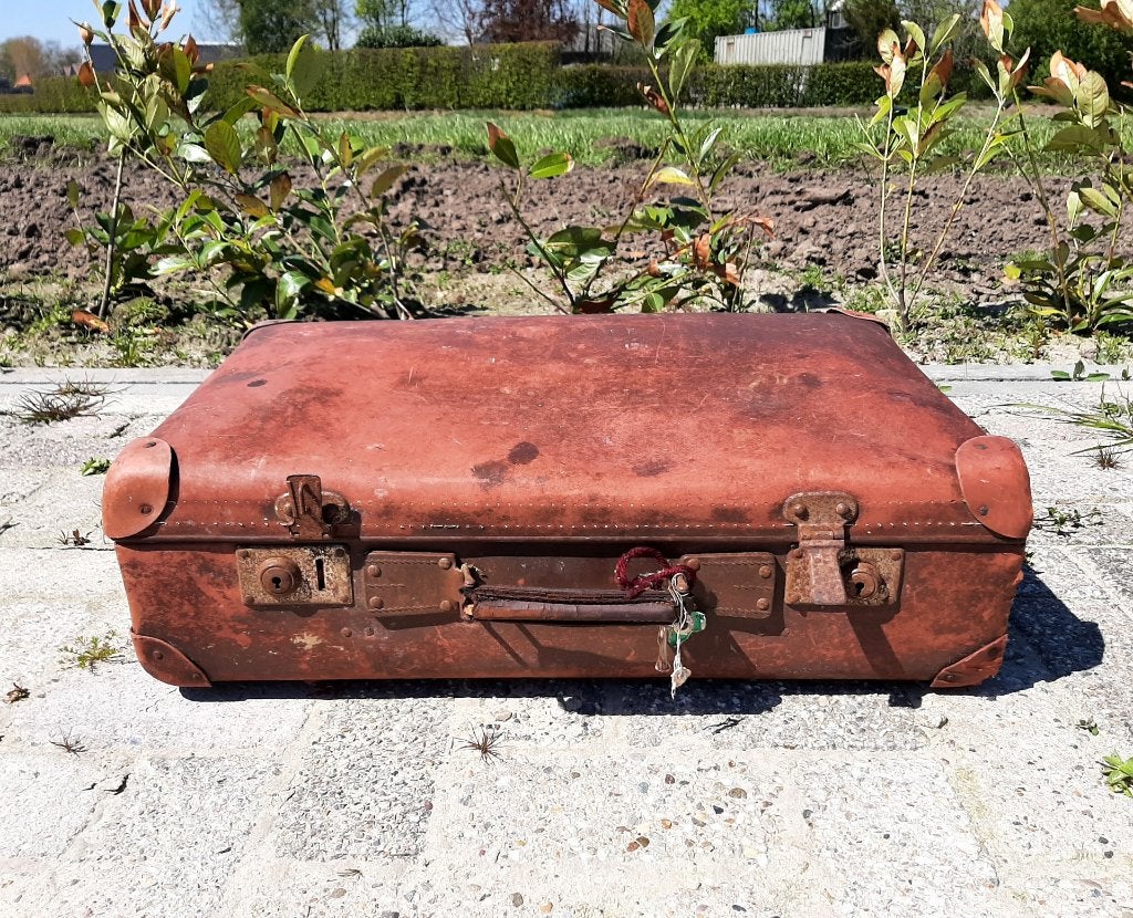 Brocante koffer. Er fraai en erg geleefd. 60 cm. lang., Antiek en Kunst, Curiosa en Brocante, Ophalen of Verzenden