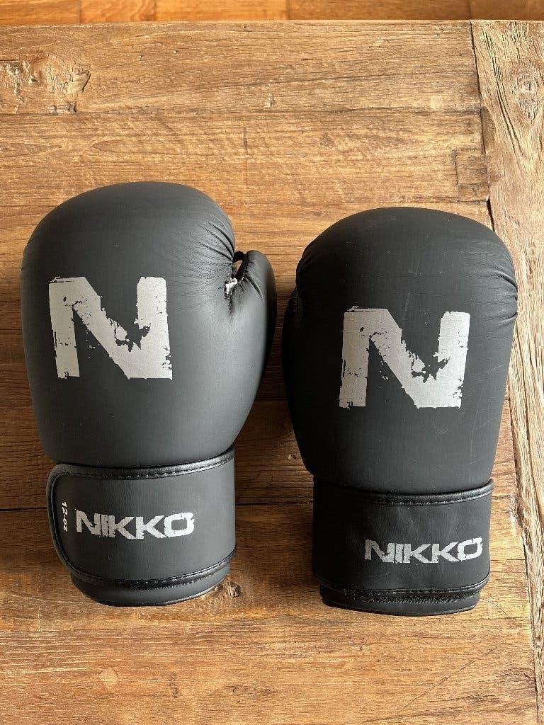 Nikko bokshandschoenen en beenbeschermers, Ophalen of Verzenden, Gebruikt, Bokshandschoenen