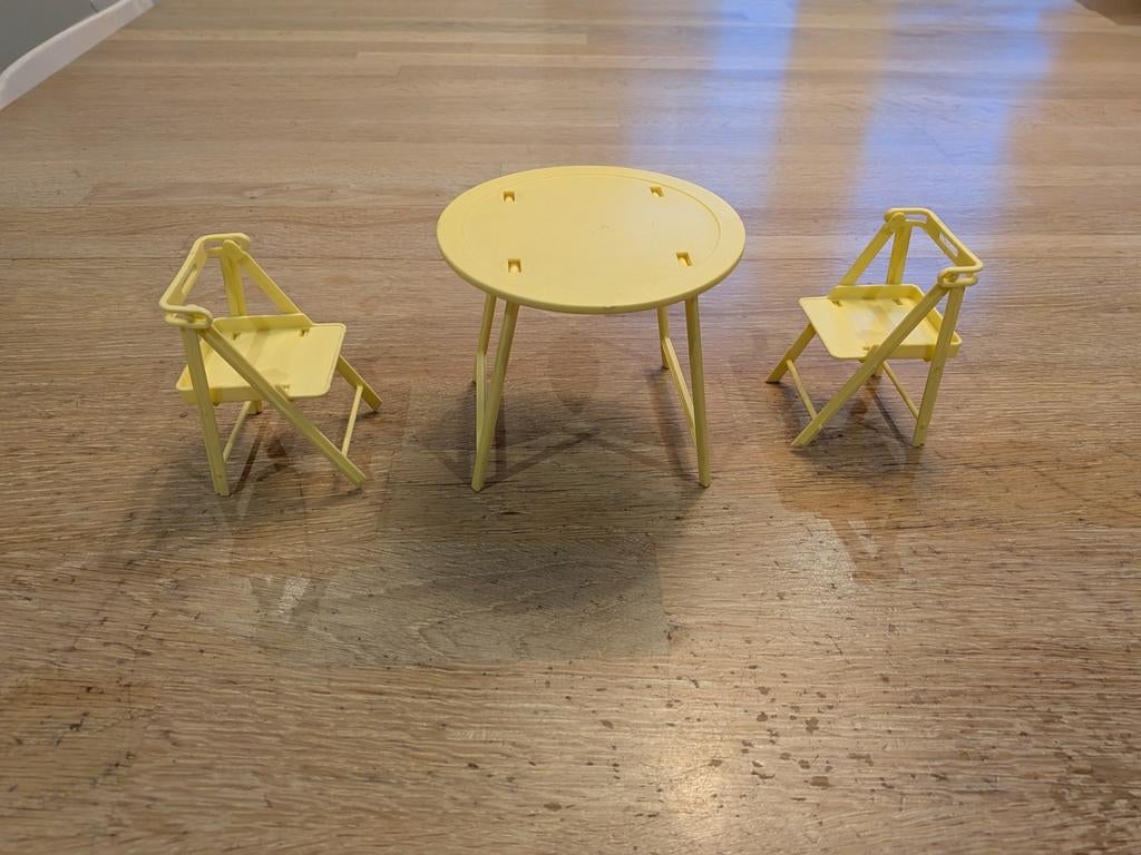 Vintage Barbie tafel met 2 gele klapstoelen, Kinderen en Baby's, Speelgoed | Poppen, Ophalen of Verzenden, Barbie