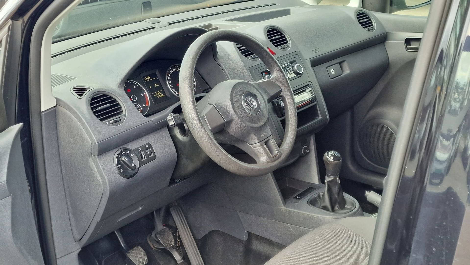 Volkswagen Caddy 1.6 TDI Trekhaak I Nieuwe 18 Inch velgen &, Voorwielaandrijving, Stof, Gebruikt, Zwart