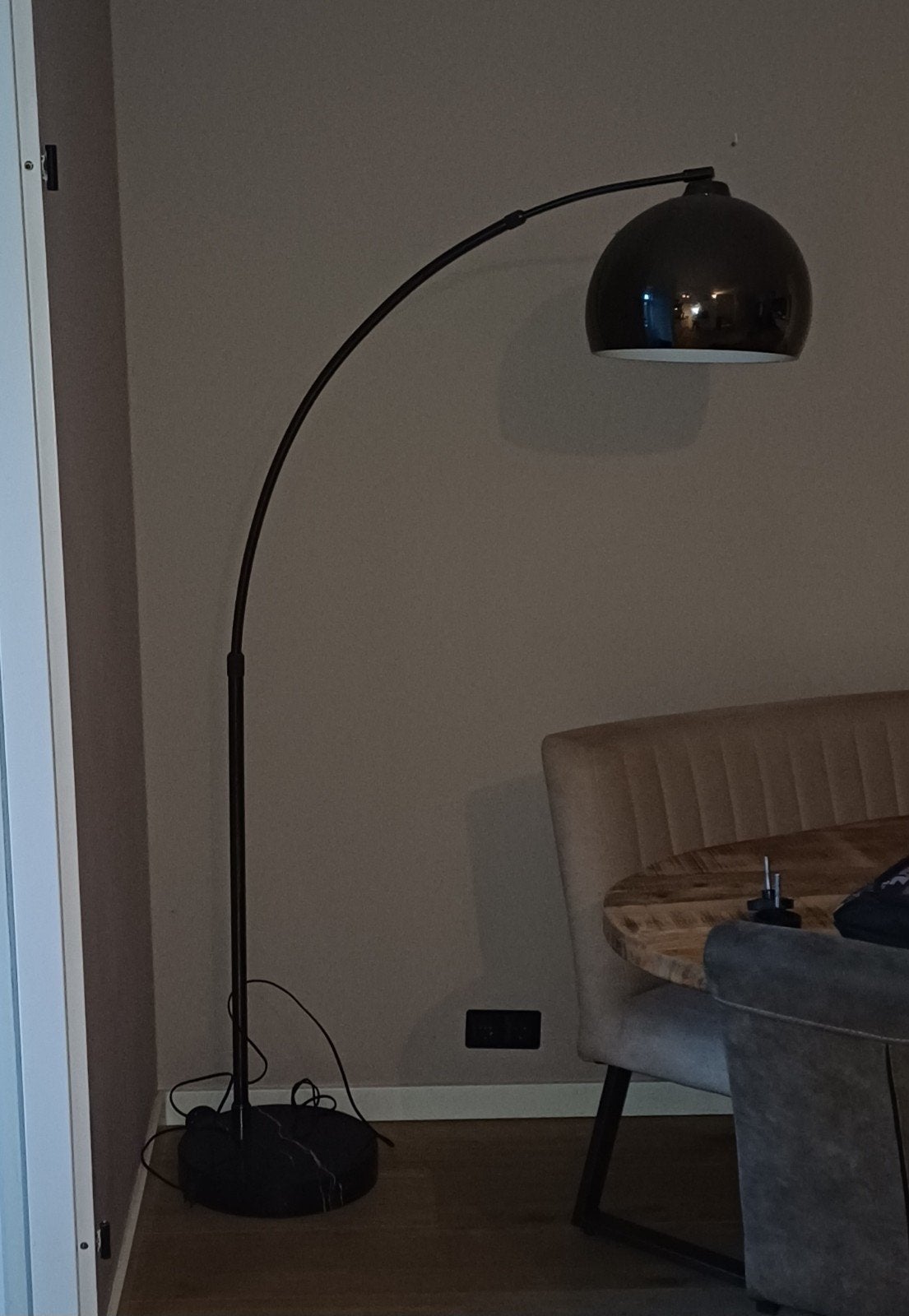 Moderne booglamp met marmeren voet en bronzen kap, Ophalen, E27 (groot), Zo goed als nieuw, Modern