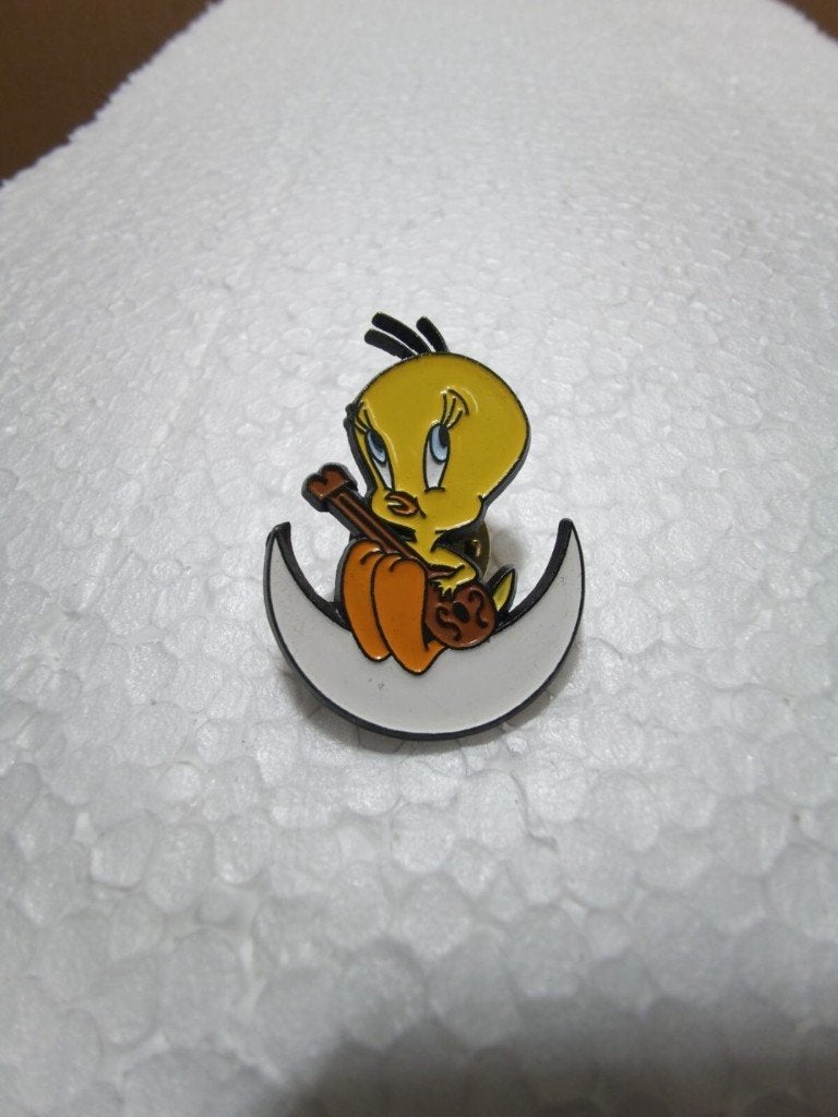 Vintage Tweety Pin Ukulele Moon Warner Bros Sedesma 90s, Ophalen of Verzenden, Overige figuren, Nieuw, Beeldje of Figuurtje