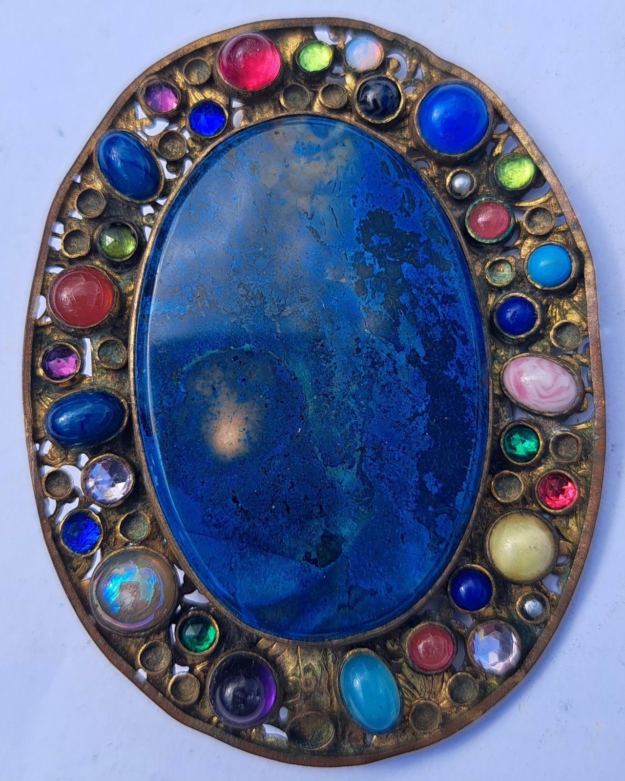 Vintage Broche met blauwe en diverse kleurige steentjes, Sieraden, Tassen en Uiterlijk, Broches, Brons, 4 tot 7 cm, Gebruikt, Ophalen of Verzenden