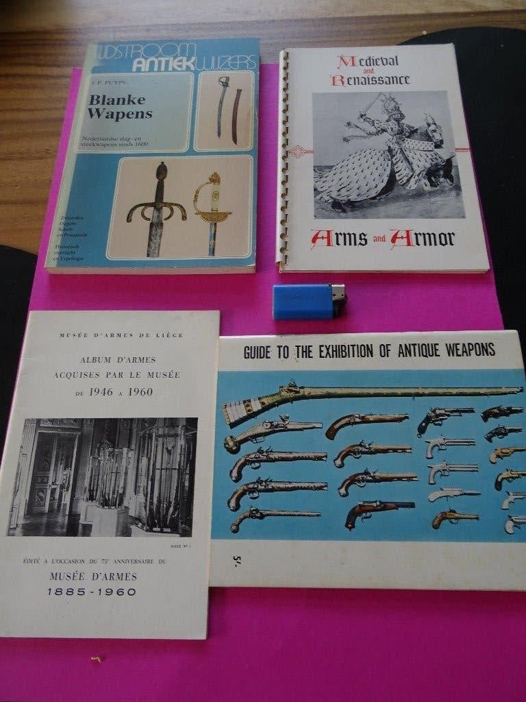 4 BOEKJES ANTIEKE WAPENS PISTOOL HARNAS SABEL REVOLVER, Verzamelen, Ophalen of Verzenden, Overige soorten, Nederland, Zwaard of Sabel