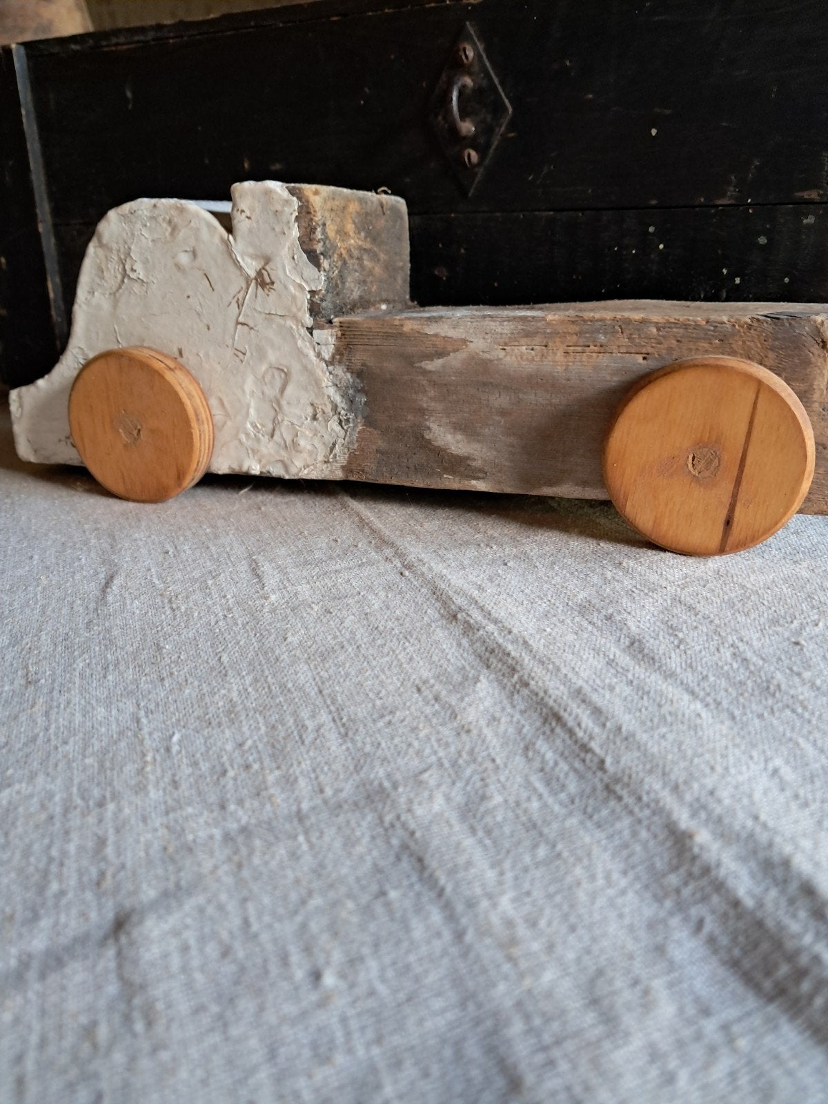 Volkskunst, vrachtwagen gemaakt van oude houten dakgootklos., Antiek en Kunst, Ophalen of Verzenden