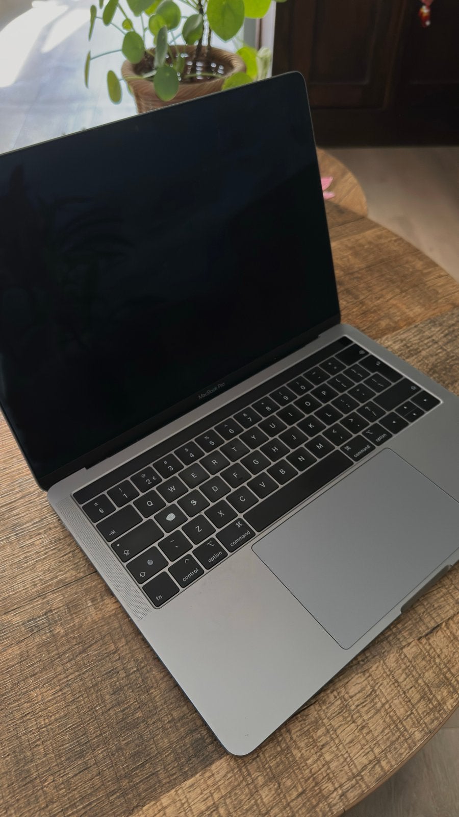 MacBook Pro 13-inch 2019 - 2.4 GHz i5, 8GB RAM