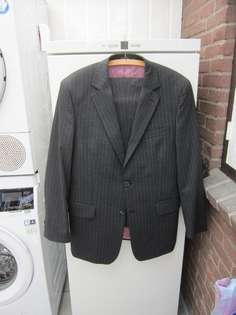 Kostuum, Colbert+pantalon Donkergrijs, lila streepje Maat 50, Falabella., Maat 48/50 (M), Ophalen of Verzenden, Zo goed als nieuw