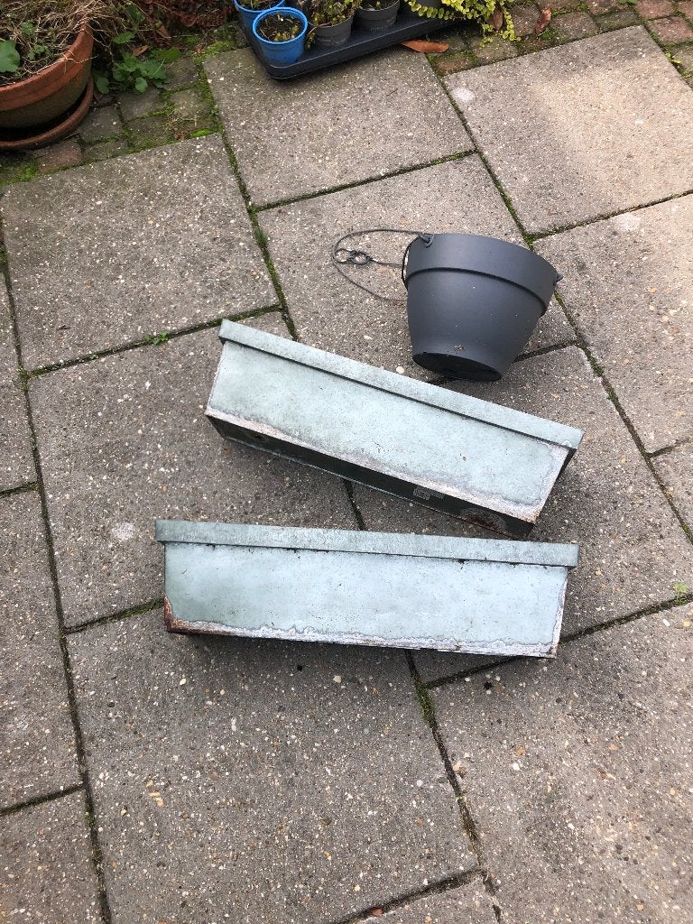 Set plantenbakken: 2x metalen balkonbak + 1x grijze hangpot, Ophalen, Gebruikt, Minder dan 30 cm, Balkon