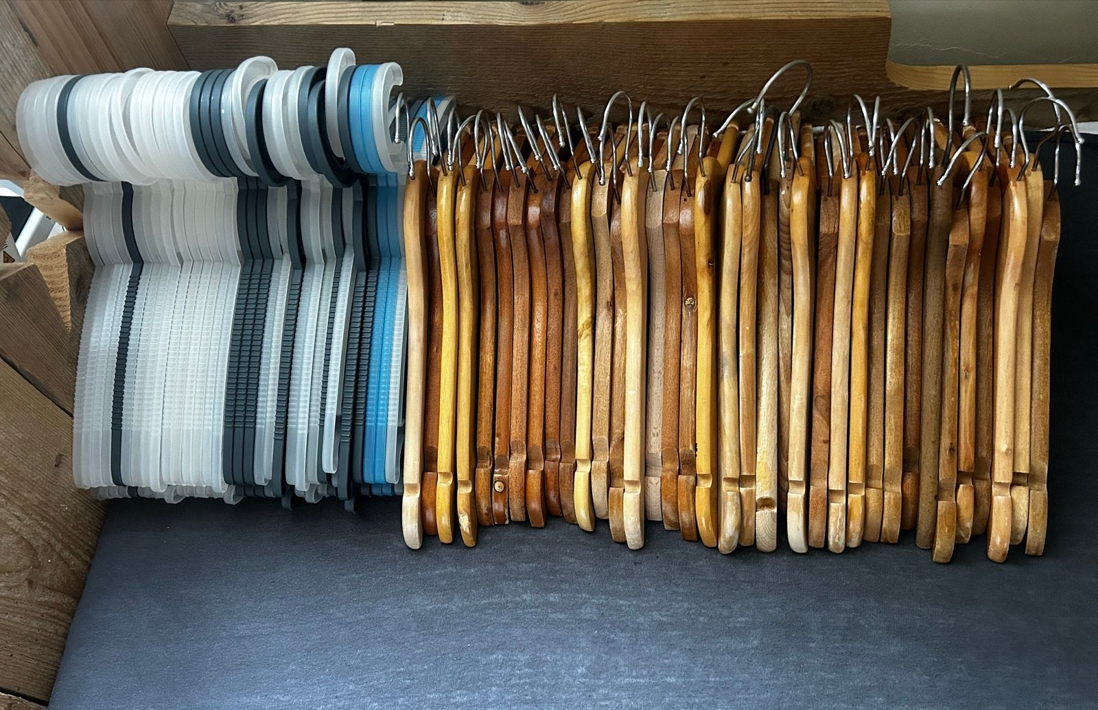 Kledinghangers: Hout en Kunststof - Diverse Maten, Ophalen of Verzenden, Gebruikt, Hout, Volwassenen