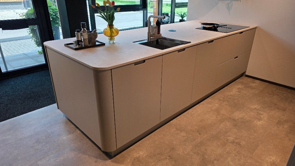 EVENTO keuken by Kvik spoel/ kookeiland SHOWROOMMODEL, Ophalen, Overige kleuren, Overige typen, Nieuw