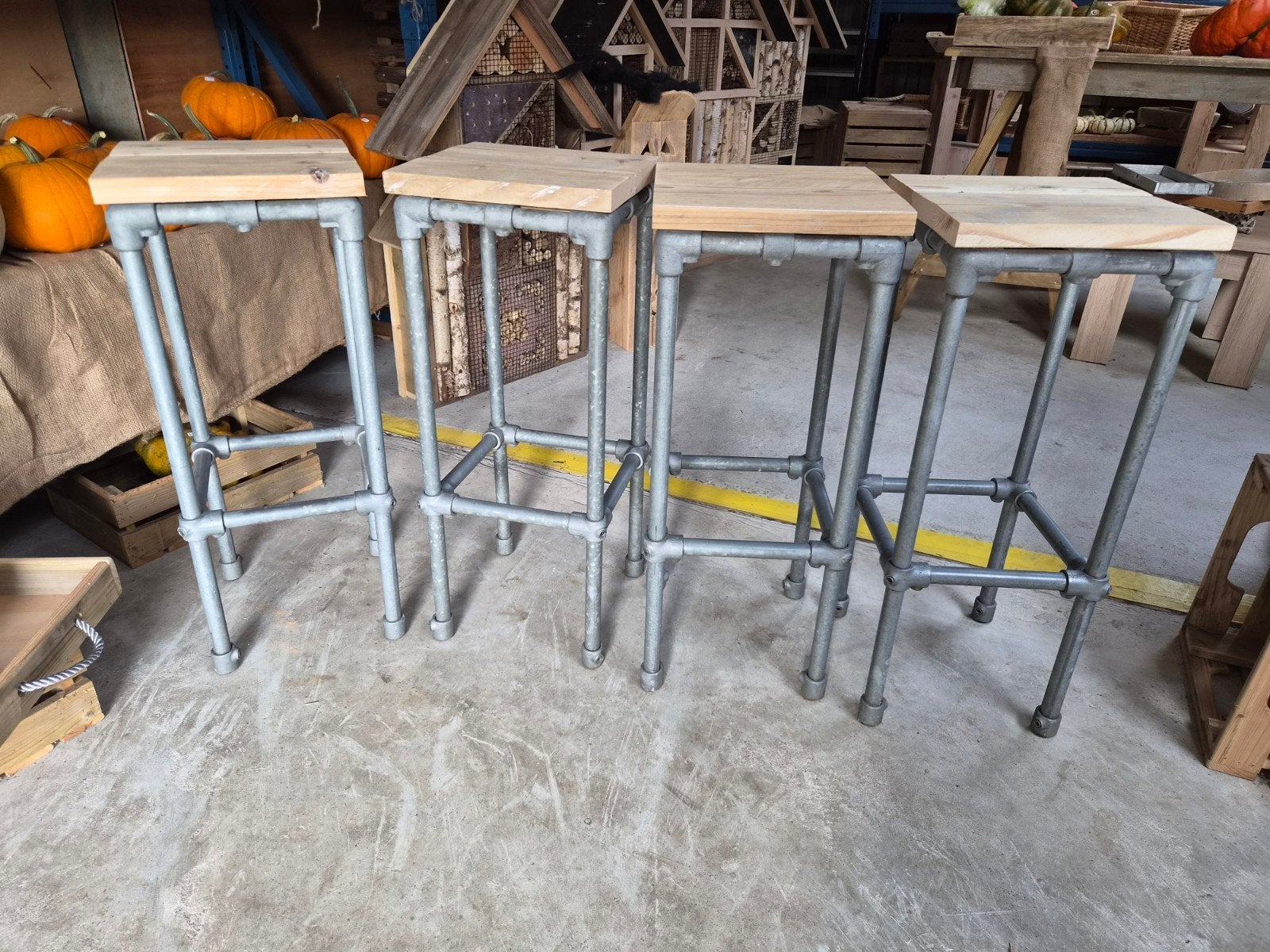 Set van 4 barkrukken: ijzer en hout, zithoogte 80 cm, Huis en Inrichting, Ophalen, Gebruikt, 90 cm of meer, 4 krukken