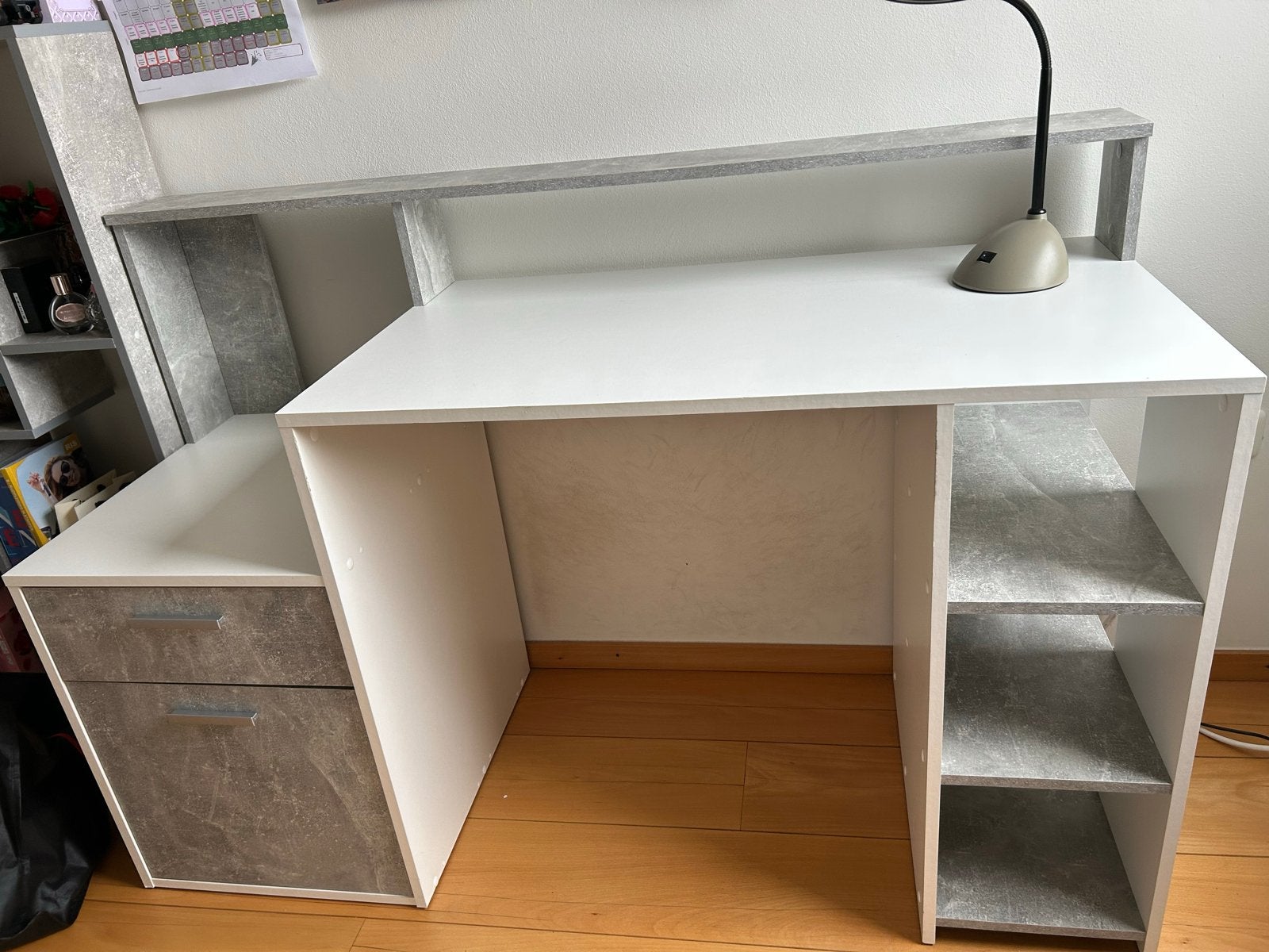 Bureau Bolton wit/grijs betonlook met 2 open kasten, Huis en Inrichting, Bureaus, Ophalen, Opbergruimte, Gebruikt, Spaanplaat of MDF