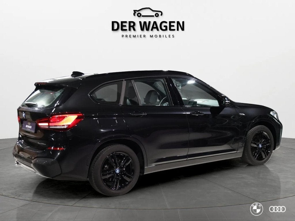 BMW X1 xDr25e M SPORT BLACK ED / ACC / TREKHAAK / AMBIENTE /, Auto's, BMW, Met garantie (alle), Leder en Stof, Zwart, Bedrijf