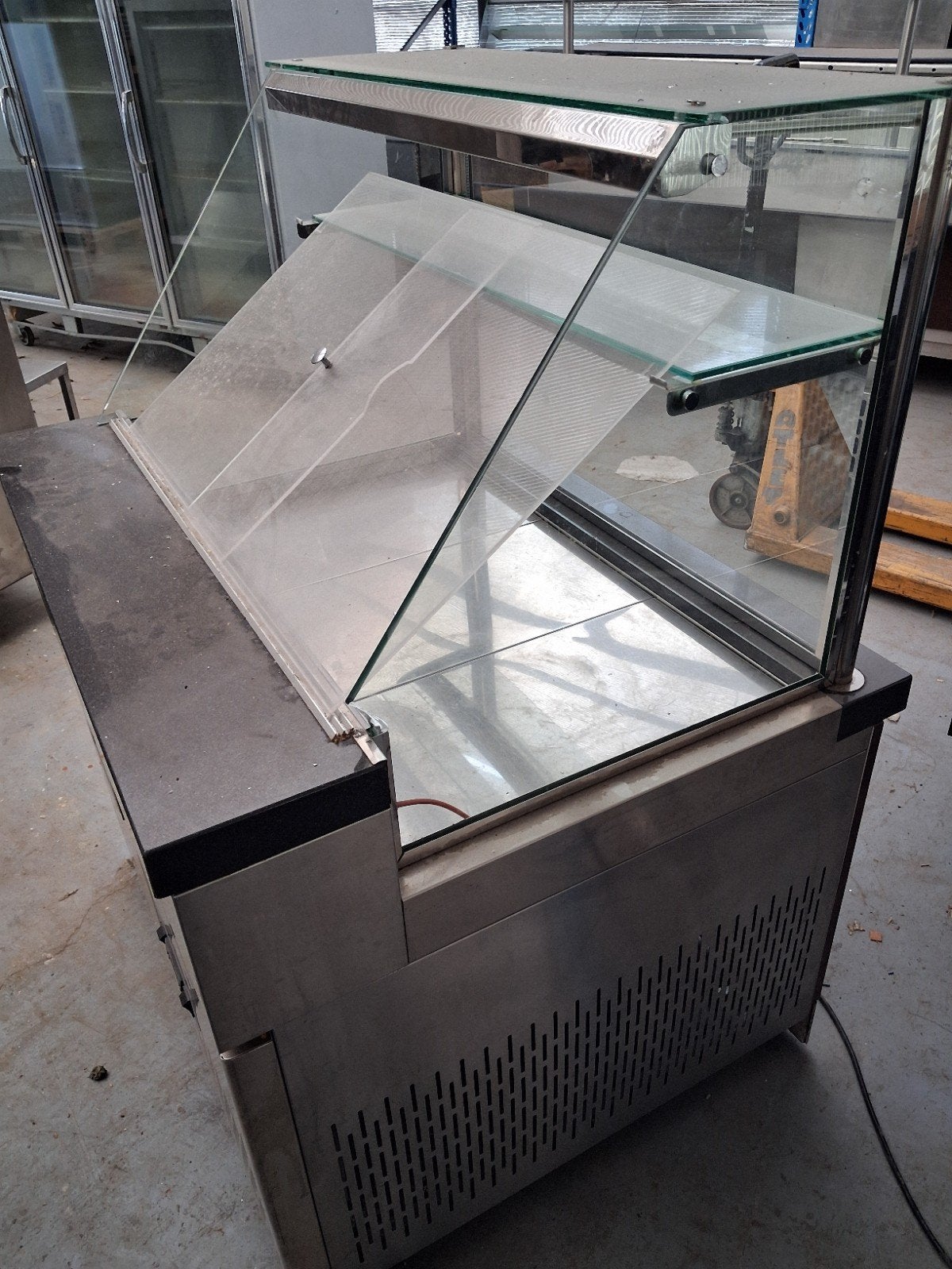 Gekoelde Vitrine met Opslag - Ideaal voor Horeca, Ophalen of Verzenden, Gebruikt, Koelen en Vriezen