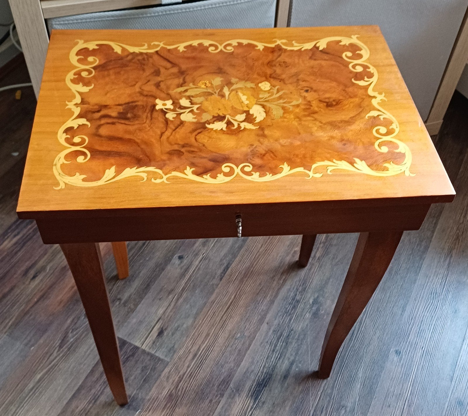 Tafeltje  met muziekdoosje kan verstuurd worden, Ophalen