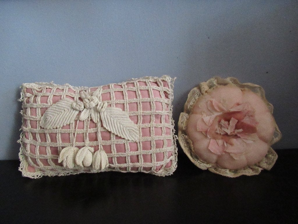 2 OUDE KUSSENTJES HANDGEMAAKT VERZENDEN MOGELIJK, Antiek en Kunst, Curiosa en Brocante, Ophalen