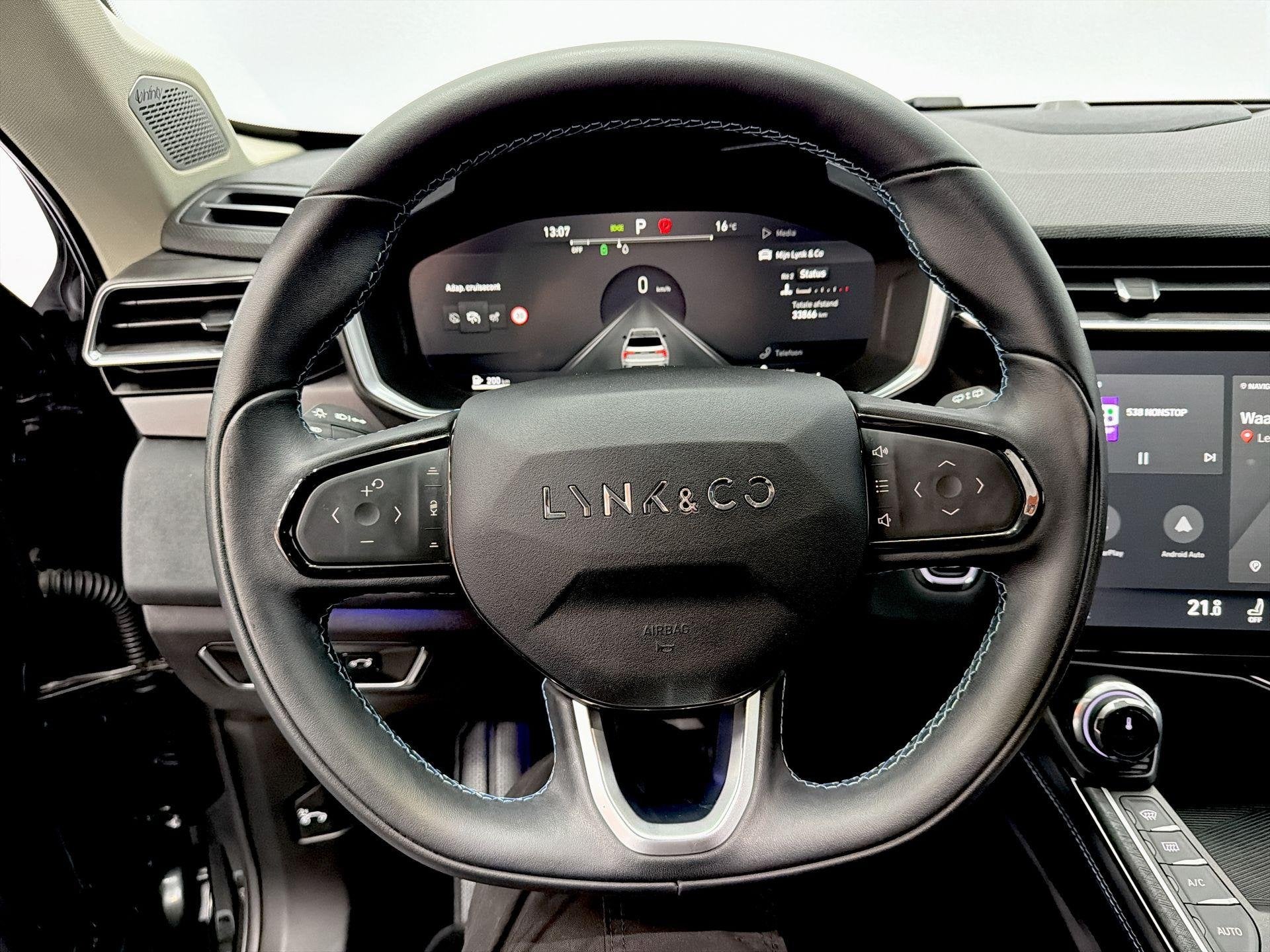 Lynk & Co 01 1.5 MY22 - Compleet comfort in stijl, Auto's, Stof, Euro 6, Met garantie (alle), Zwart