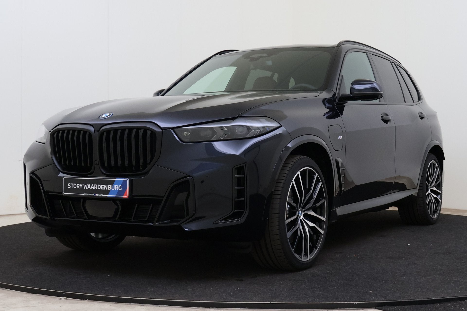 BMW X5 xDrive50e M Sport Automaat / Trekhaak / Panoramadak /, Auto's, Automaat, Dealer onderhouden, 2395 kg, Zwart