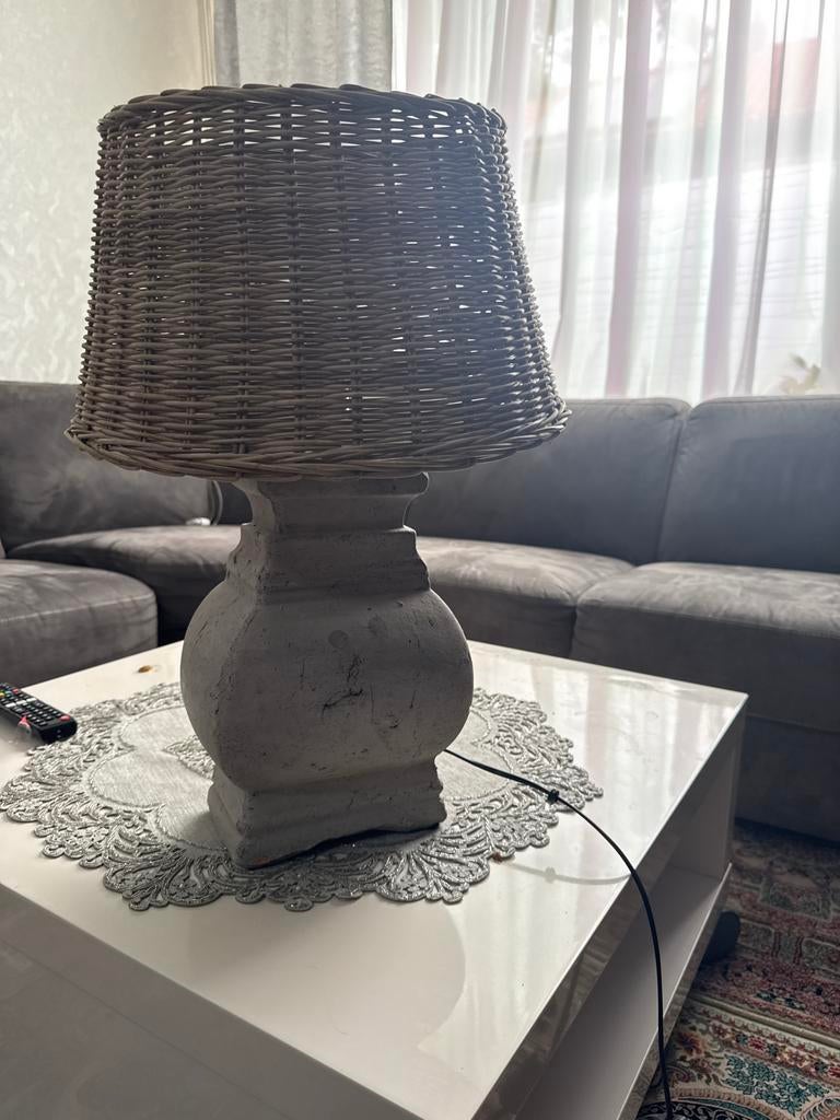 Rustieke tafellamp met rieten kap, Huis en Inrichting, Lampen | Tafellampen, Ophalen of Verzenden, Zo goed als nieuw, Hout, 50 tot 75 cm
