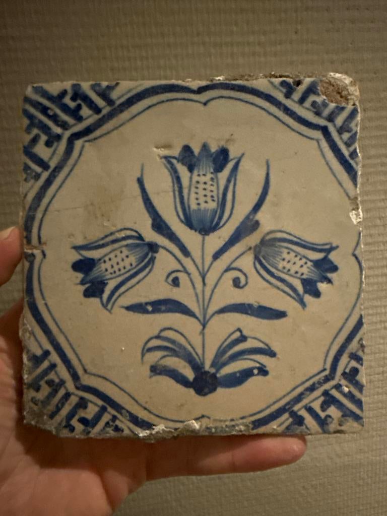 Antieke Delftsblauwe tegel met tulpen en Wan-Li hoeken, ca., Ophalen of Verzenden