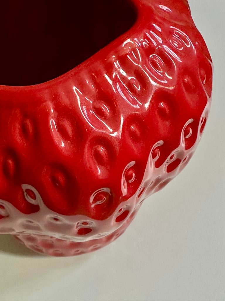 Aardbeienvaas Rood - Unieke Keramische Decoratie, Aardewerk of Porselein, Ophalen of Verzenden, Zo goed als nieuw, Minder dan 50 cm