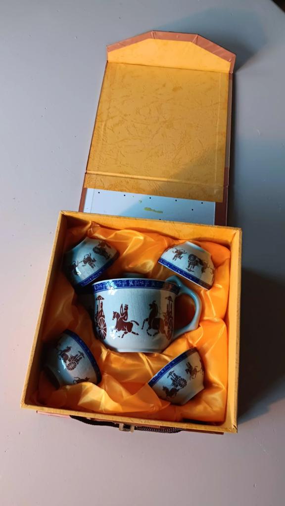 Chinees theepotje met 4 kleine kopjes in doos., Antiek en Kunst, Antiek | Servies los, Ophalen of Verzenden