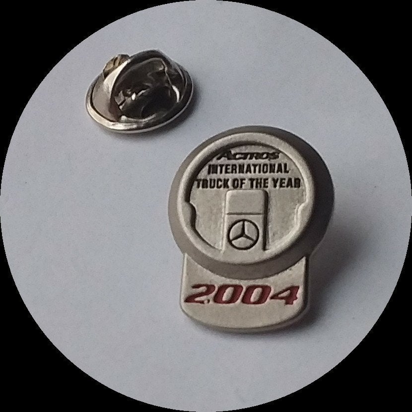 MERCEDES BENZ ACTROS truck of the year pin 2004, Ophalen of Verzenden, Zo goed als nieuw, Transport, Speldje of Pin