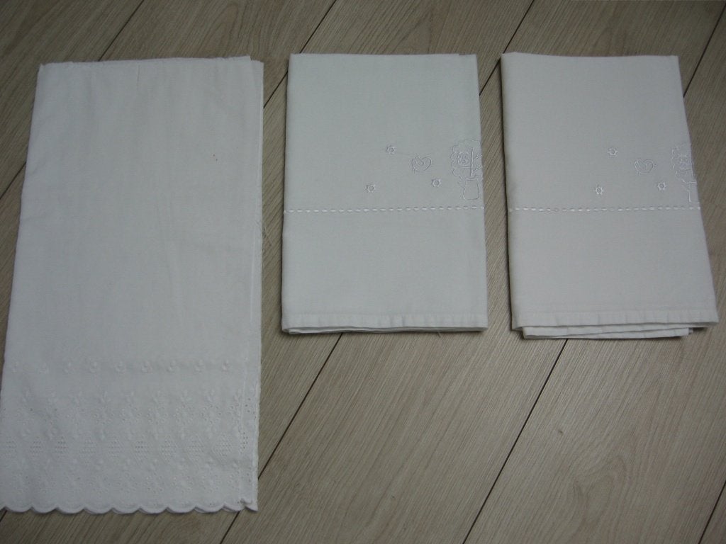 2 Witte baby lakentjes geborduurd + ajour gordijn €7.50, Ophalen of Verzenden, Zo goed als nieuw, 180 cm of meer, 85 tot 100 cm