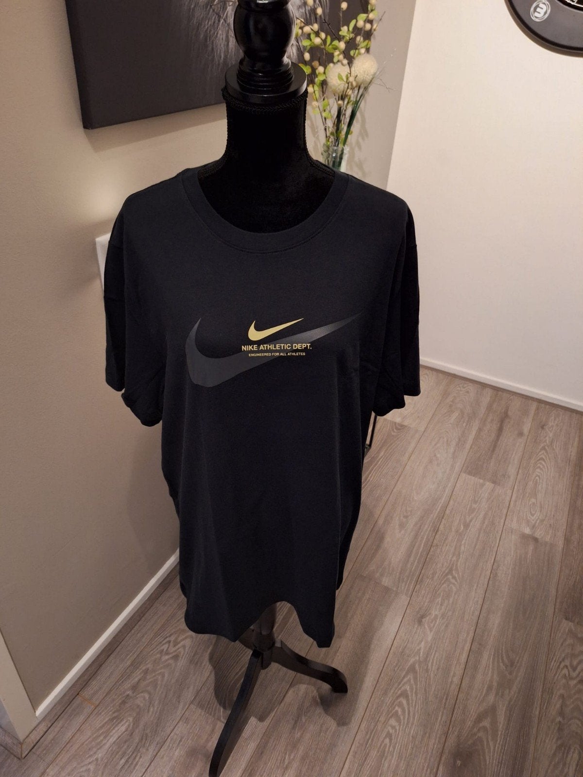 Nike T-shirt Zwart met Goud XL - Zo goed als nieuw, Zwart, Nike, Maat 56/58 (XL), Ophalen of Verzenden