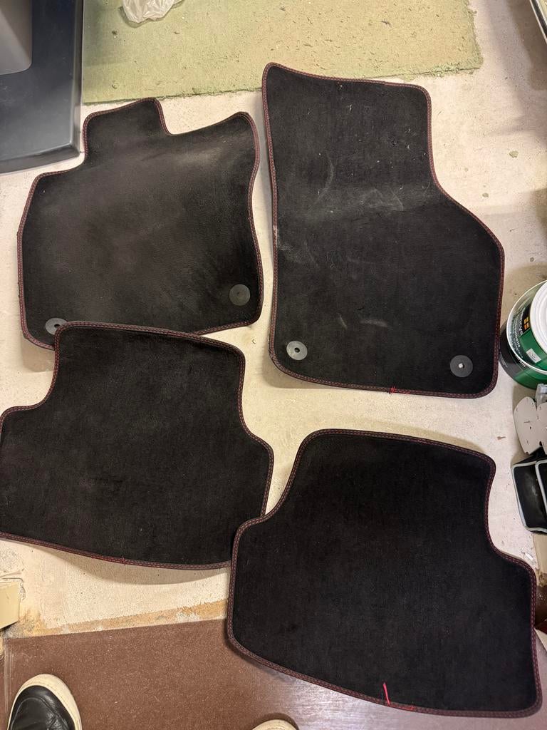 Set 4 zwarte automatten met rode stiksels seat leon cupra, Auto diversen, Ophalen of Verzenden, Gebruikt