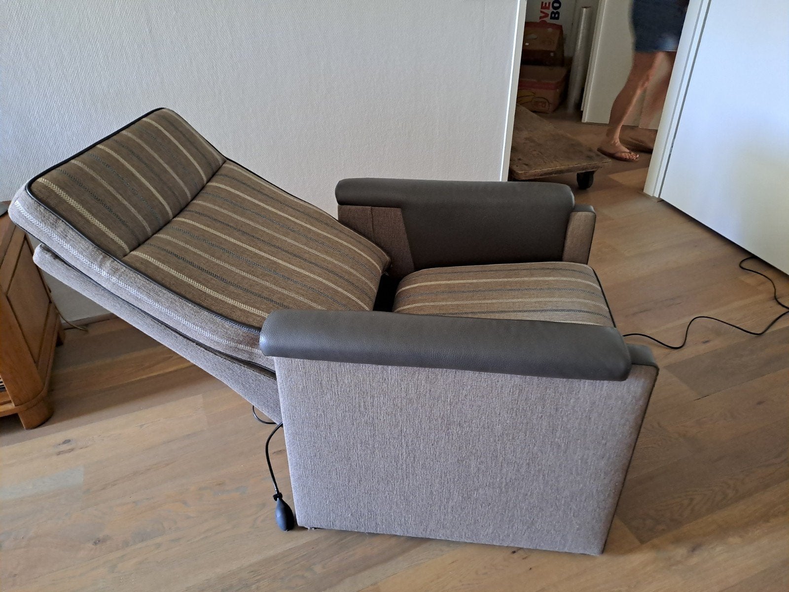Zo goed als nieuwe elektrische relaxfauteuil, Ophalen, 75 tot 100 cm, Zo goed als nieuw, Leer