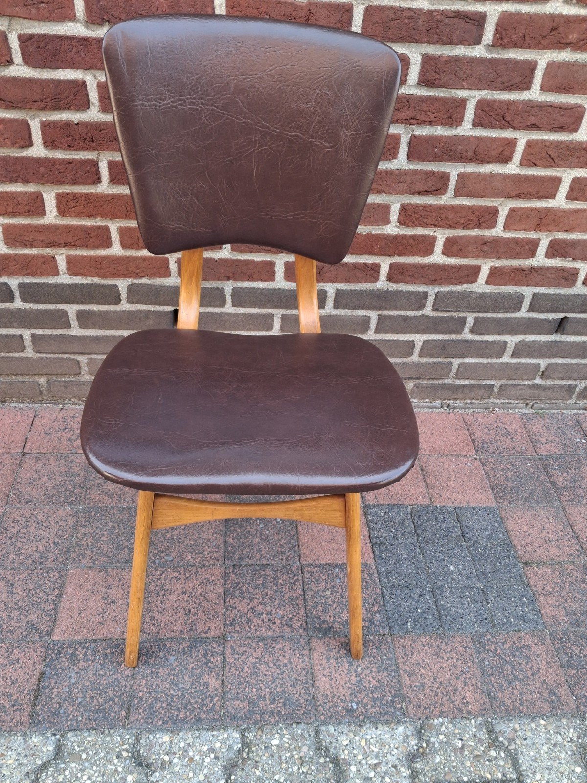 Vintage eetkamerstoel met bruin kunstleer en houten frame, Ophalen