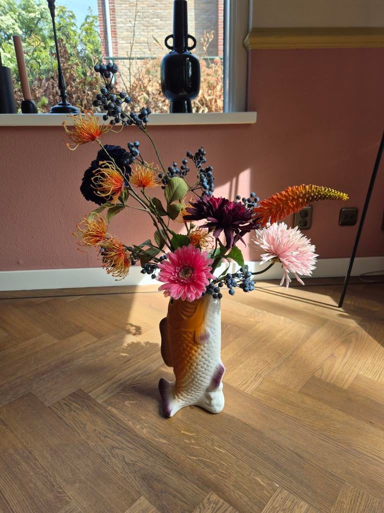 Vaas met kunstbloemen, Ophalen